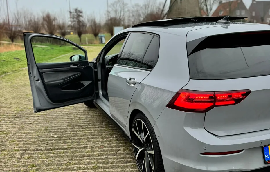 huur Volkswagen Golf 8 R-Line 1