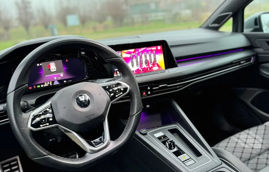 huur Volkswagen Golf 8 R-Line 1