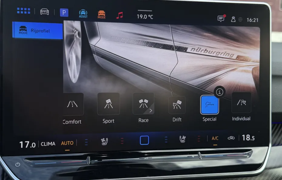 huur Volkswagen Golf 8.5R + Akra 1