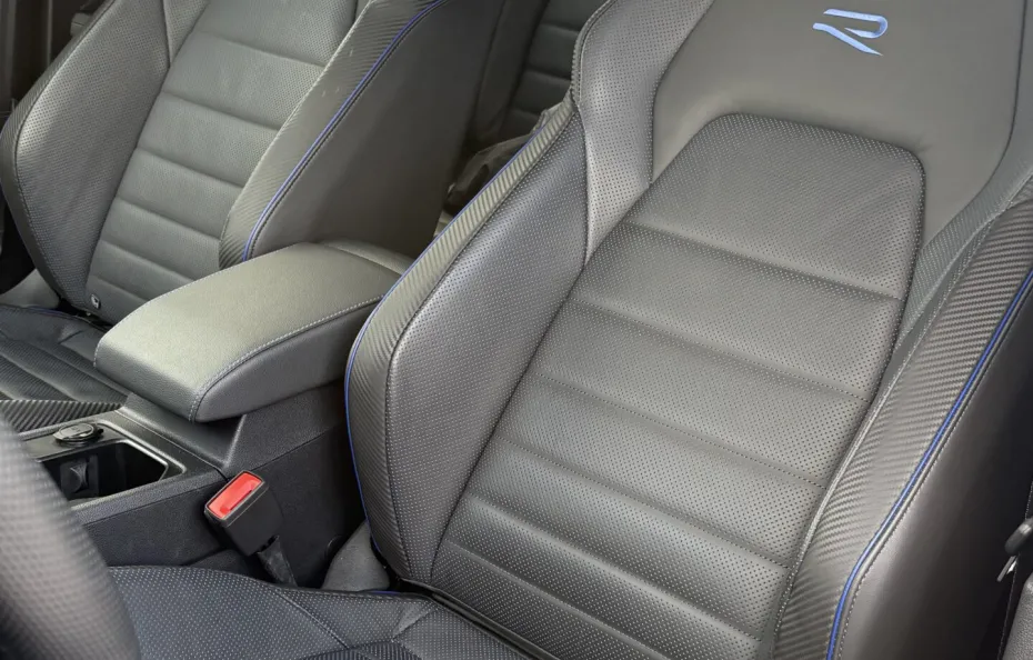 huur Volkswagen Golf 8.5R + Akra 1