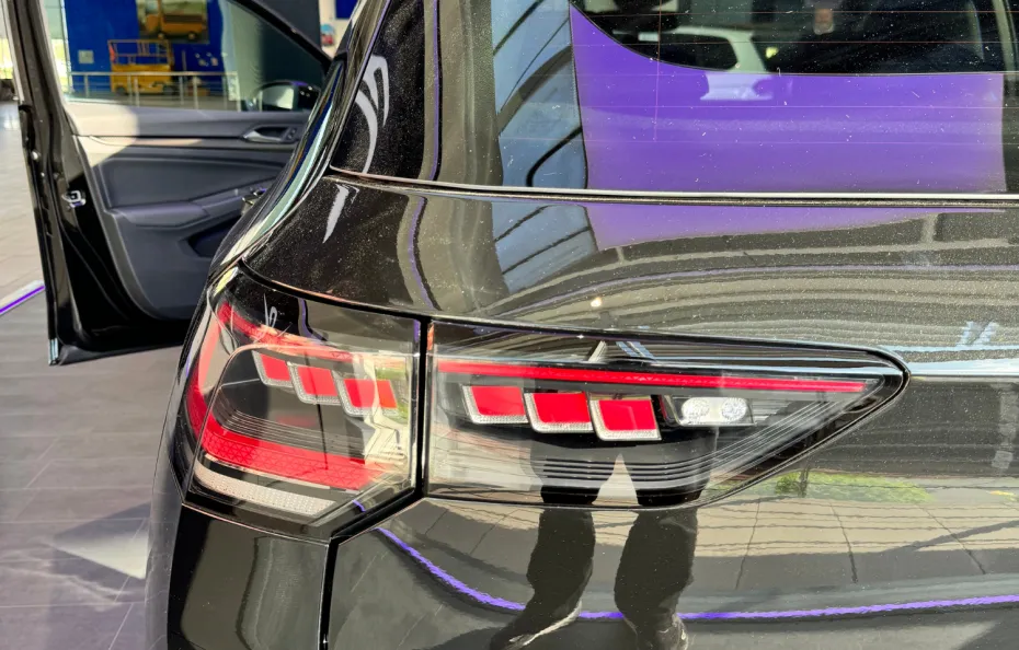 huur Max Verstappen 8.5R Performance Black Edition + Akra 1