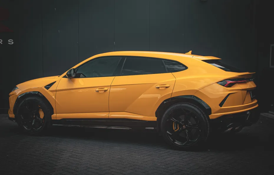 huur Lamborghini Urus 1