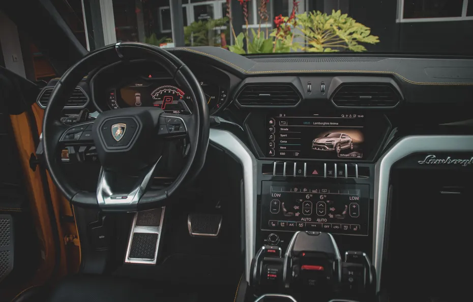 huur Lamborghini Urus 1