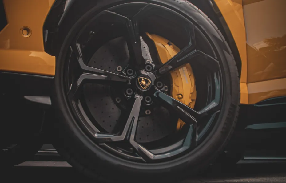 huur Lamborghini Urus 1