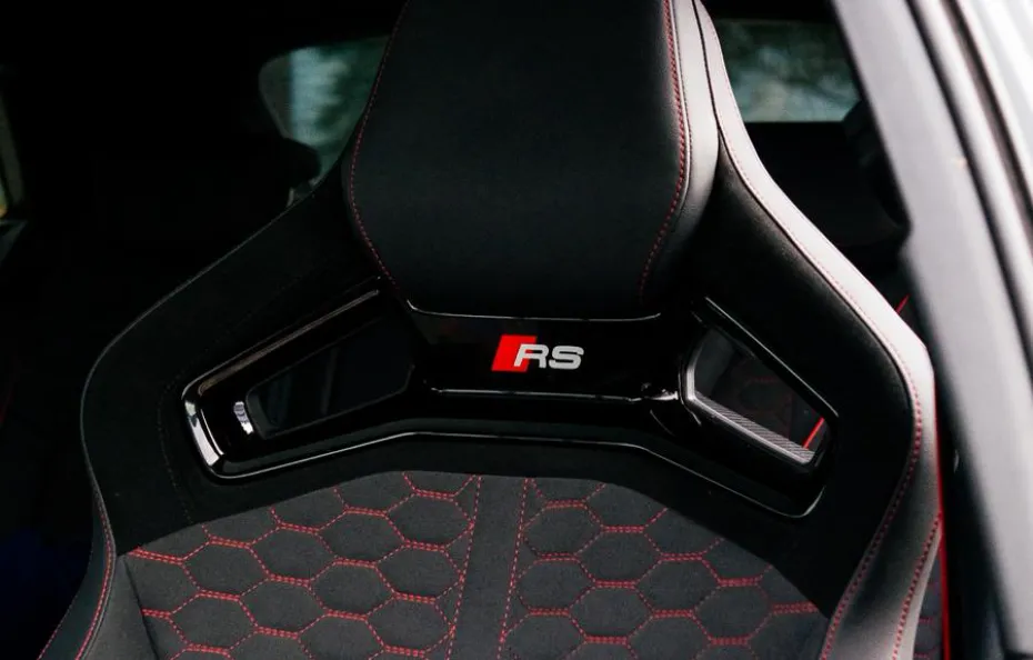 huur Audi RS3 Sportback (Kuipstoelen) 1