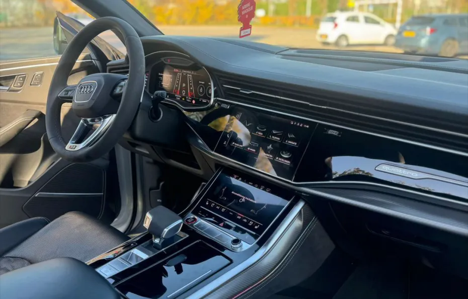 huur Audi RSQ8 Performance 1