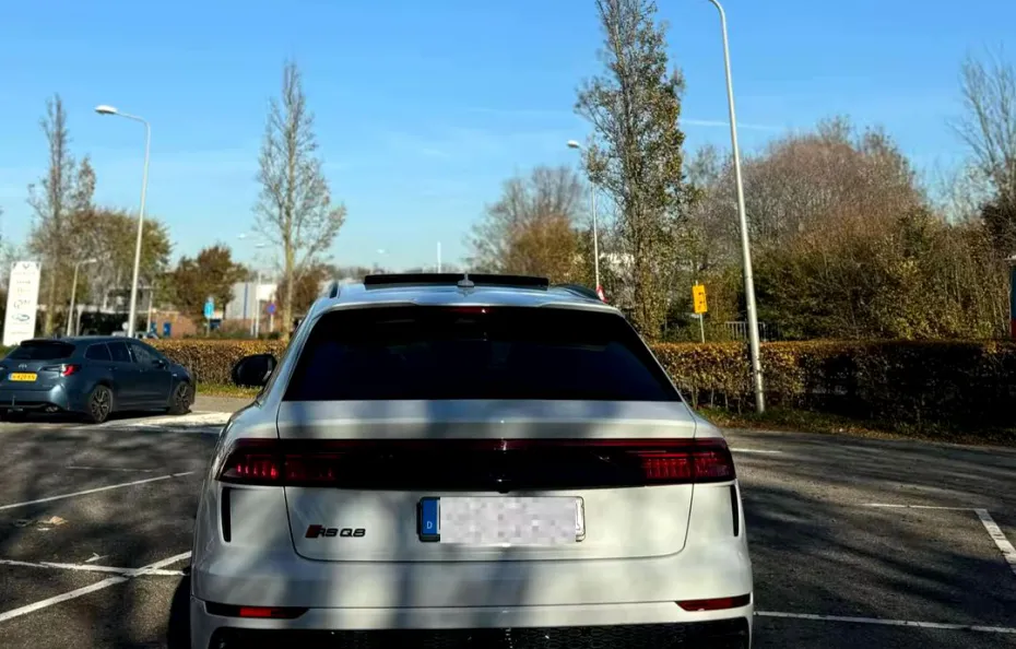 huur Audi RSQ8 Performance 1