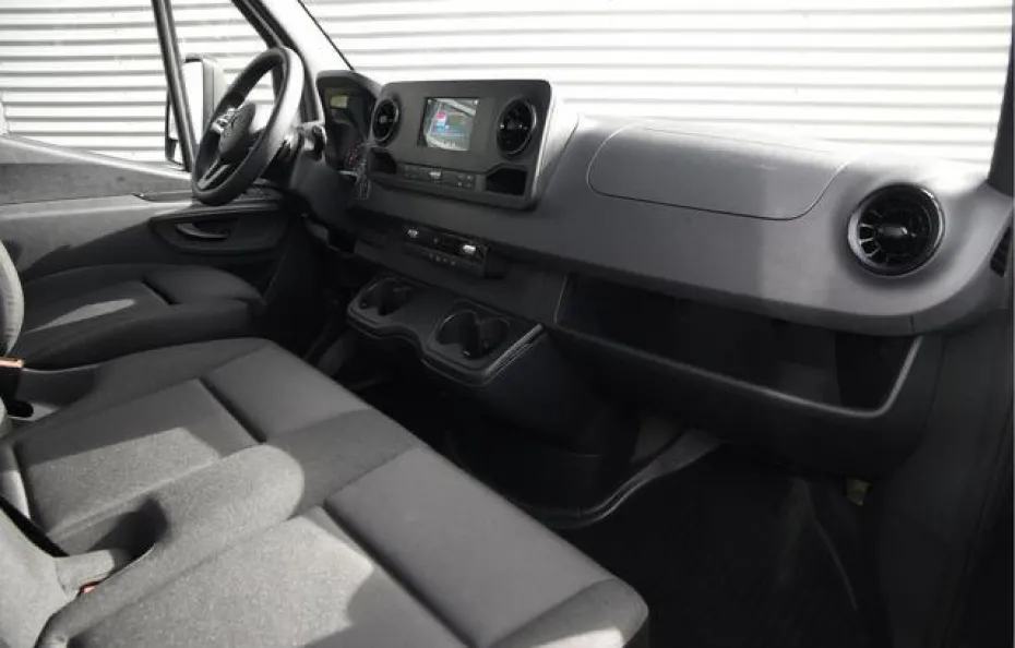 huur Mercedes bakwagen (Laadklep) 1