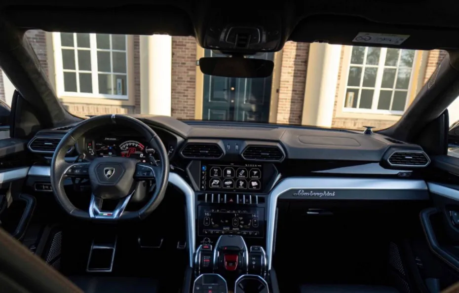 huur Lamborghini Urus