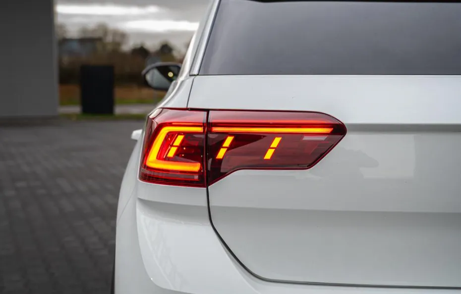 huur Volkswagen T-Roc R + Akra 1