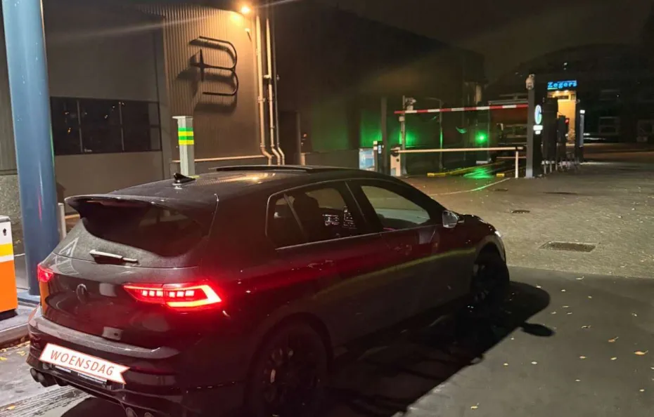 huur Volkswagen Golf 8.5R + Akra