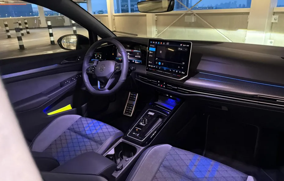 huur Volkswagen Golf 8.5R + Akra