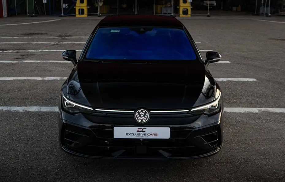 huur Volkswagen Golf 8.5R Black Edition 1
