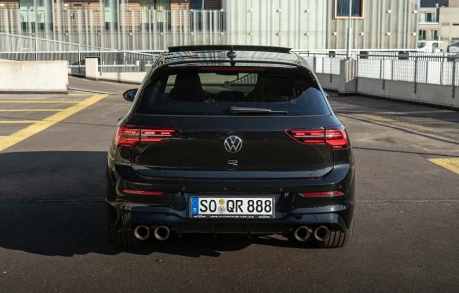 huur Volkswagen Golf 8R + Akra