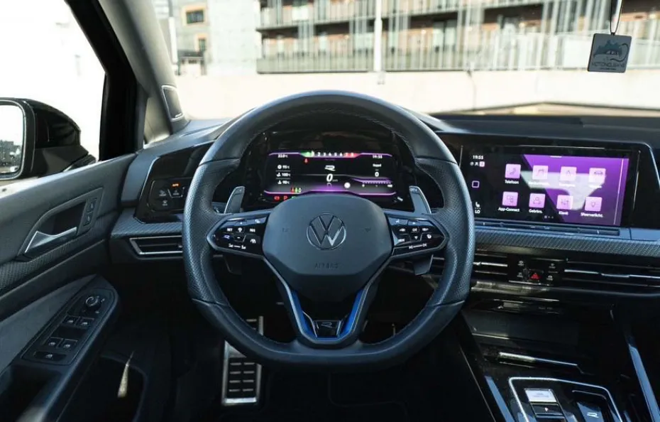 huur Volkswagen Golf 8R + Akra