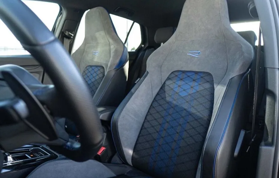 huur Volkswagen Golf 8R + Akra