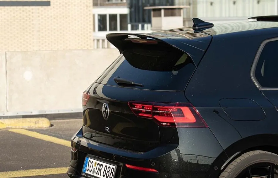 huur Volkswagen Golf 8R + Akra