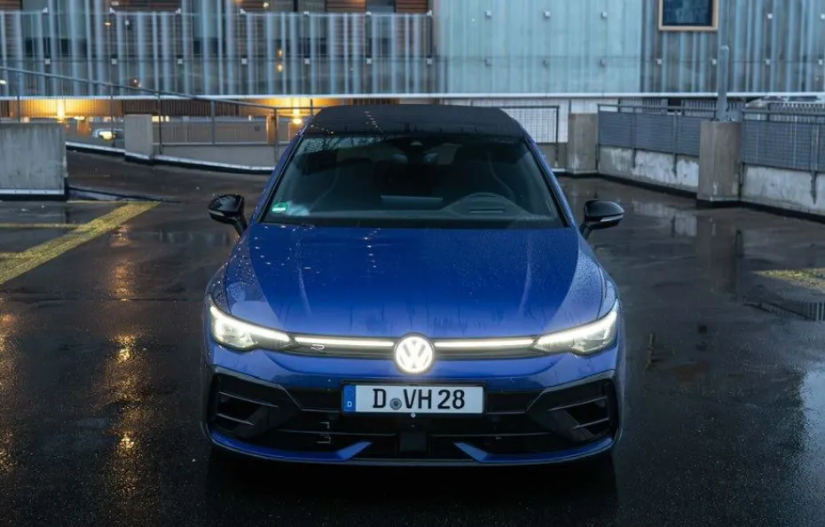 huur Volkswagen Golf 8.5R + Akra