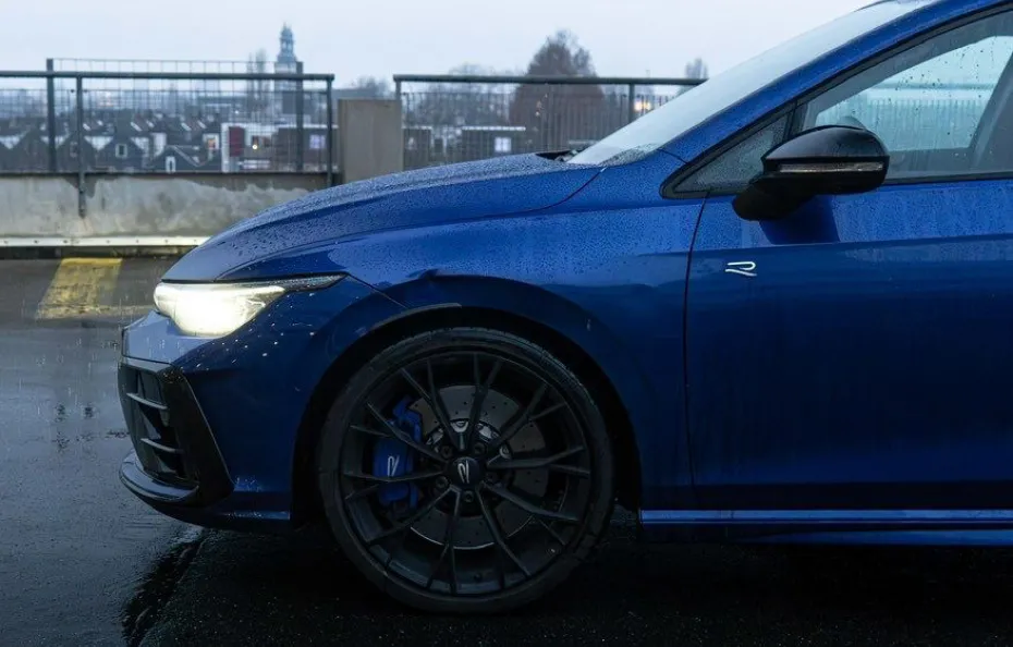 huur Volkswagen Golf 8.5R + Akra