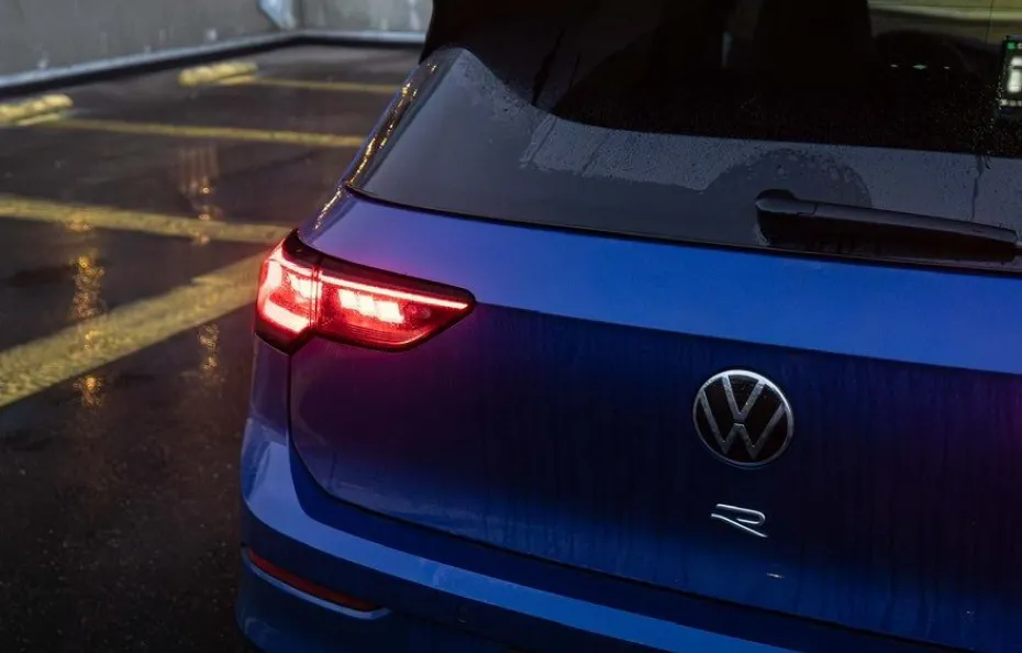 huur Volkswagen Golf 8.5R + Akra