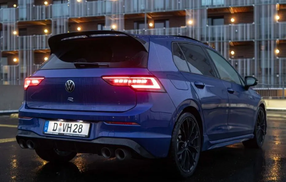 huur Volkswagen Golf 8.5R + Akra