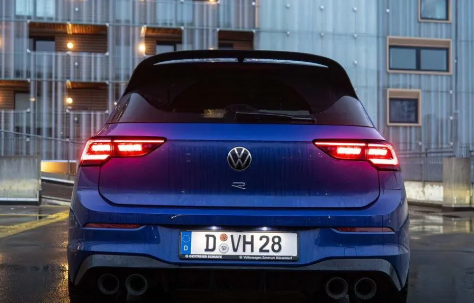 huur Volkswagen Golf 8.5R + Akra