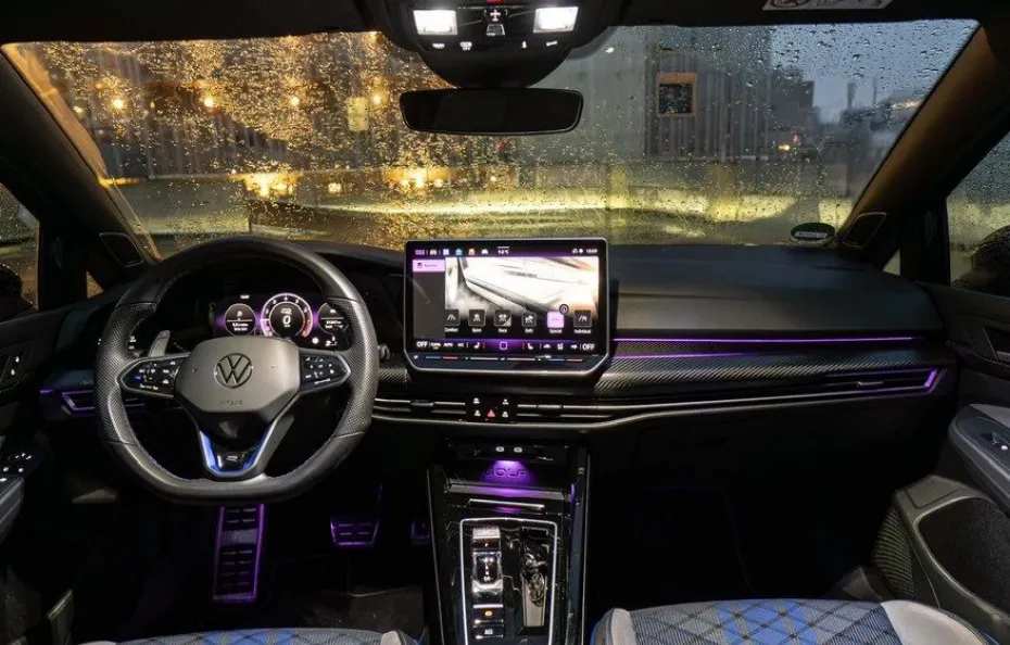 huur Volkswagen Golf 8.5R + Akra