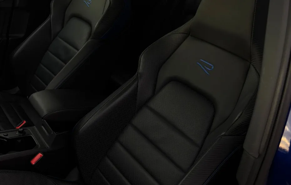 huur Volkswagen Golf 8R + Akra MONFRERECARS