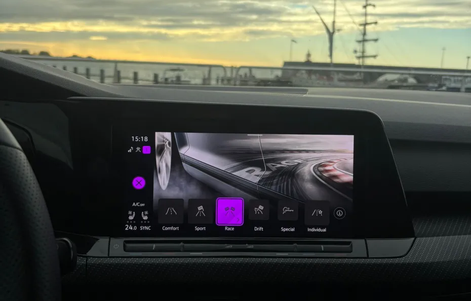 huur Volkswagen Golf 8R + Akra MONFRERECARS