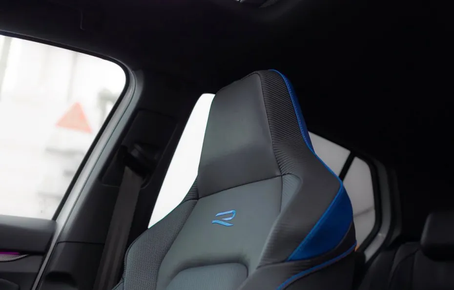 huur Volkswagen Golf 8.5R Black Edition Drivo Huurwagens