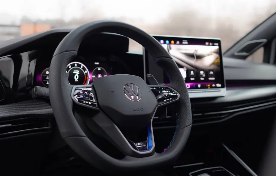 huur Volkswagen Golf 8.5R Black Edition 1