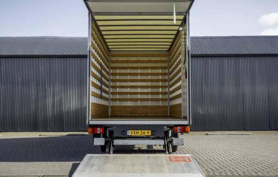 huur Mercedes bakwagen (Laadklep) 1