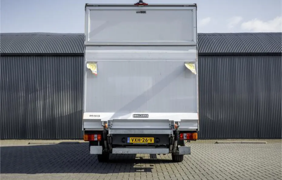 huur Mercedes bakwagen (Laadklep) 1