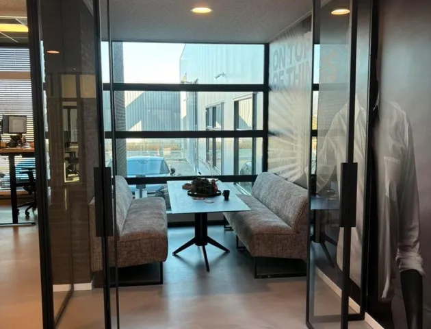 Glazen wanden met staal