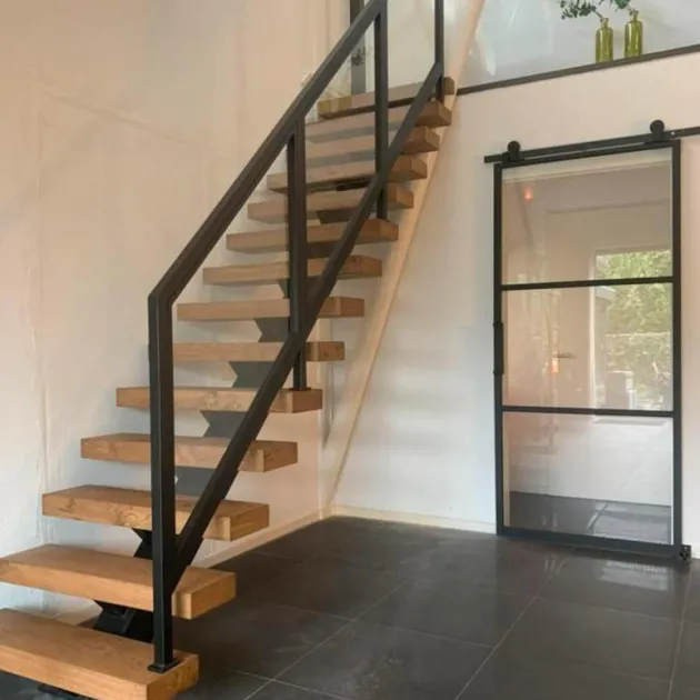 Ge&Atilde;&macr;soleerd stalen kozijn met grote glaspartij in buitengevel