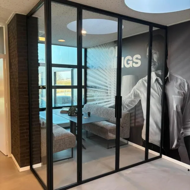 Detail stalen profiel met strakke poedercoating en valdorpel &ndash; maatwerk deur zonder dorpel