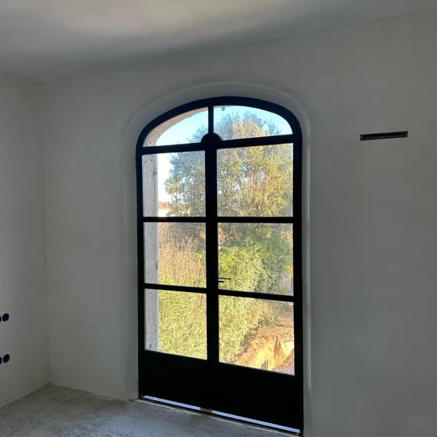 Stalen staldeur in staal met in moderne woning &ndash; geleverd en gemonteerd in Belgi&euml;